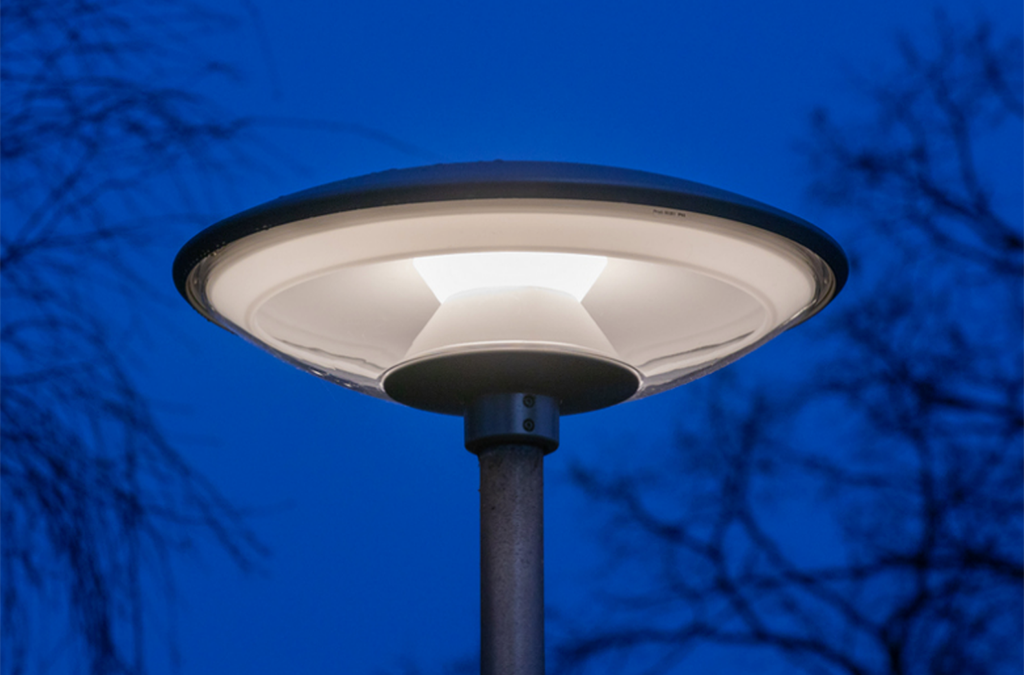 Round luminaire with unique lighting capabilities