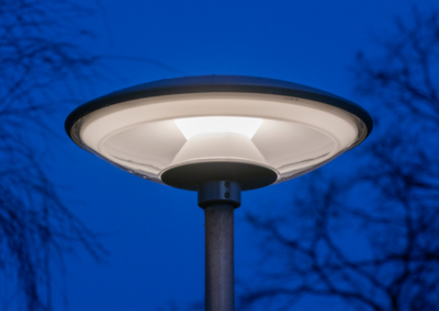 Round luminaire with unique lighting capabilities